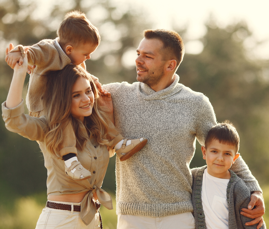 cute-family-playing-summer-field 1 (1)